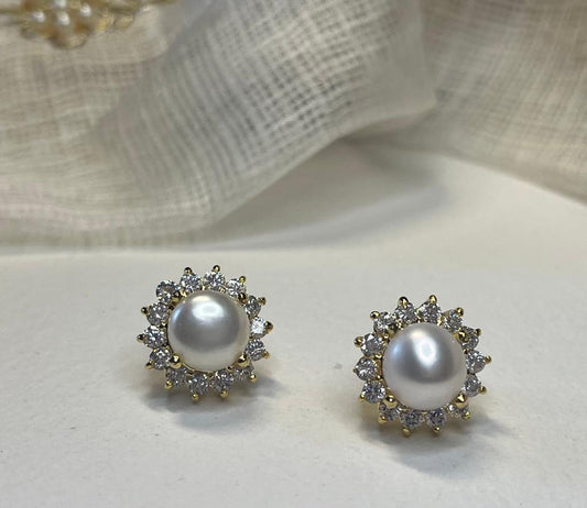 Pearl studs gold