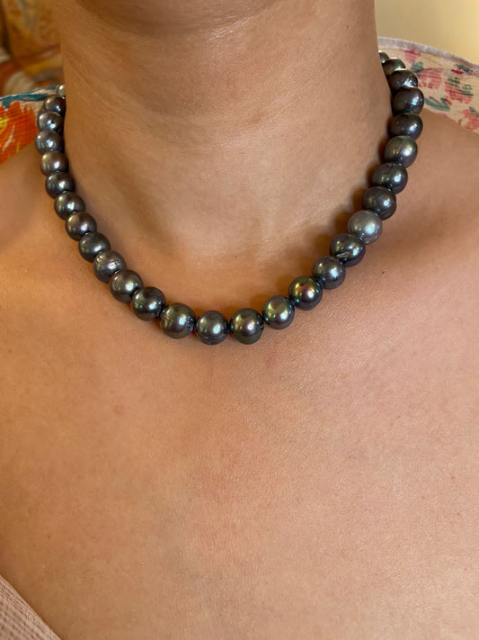 Dark pearl necklace