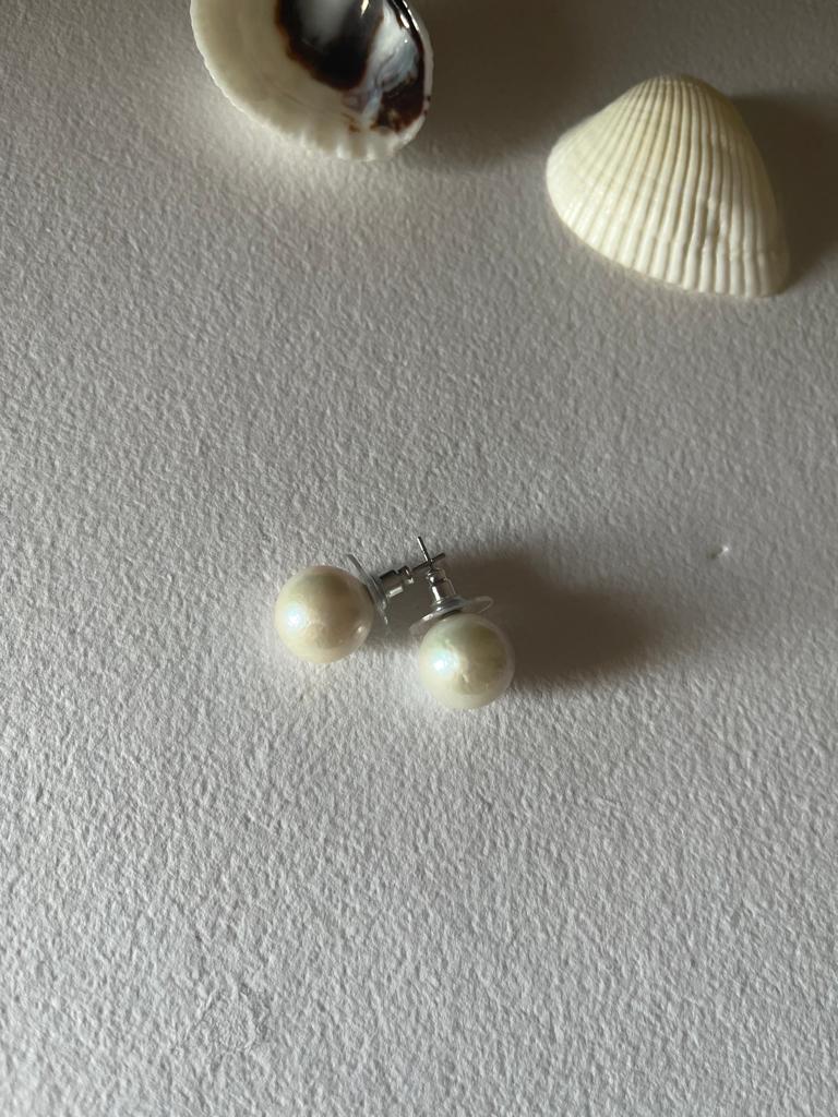 Leverback earrings with large pearl in silver